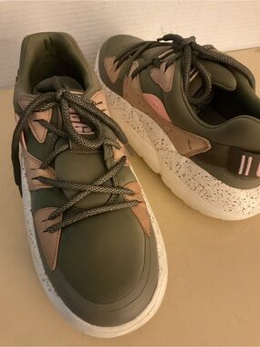 UGG women La Cloud pls Olive Green mesh Sneakers US 11